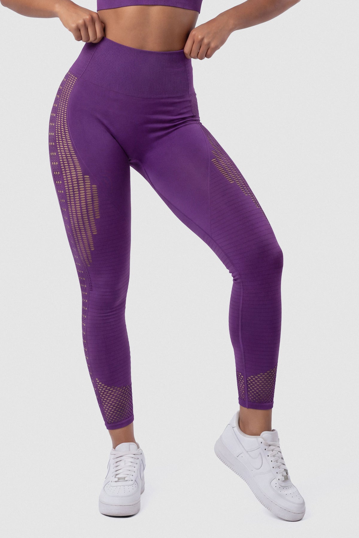 Leggings Color Púrpura con Perforaciones
