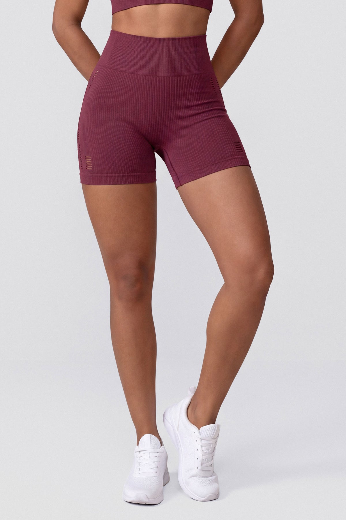Short Mujer Vinotinto Perforaciones Laterales
