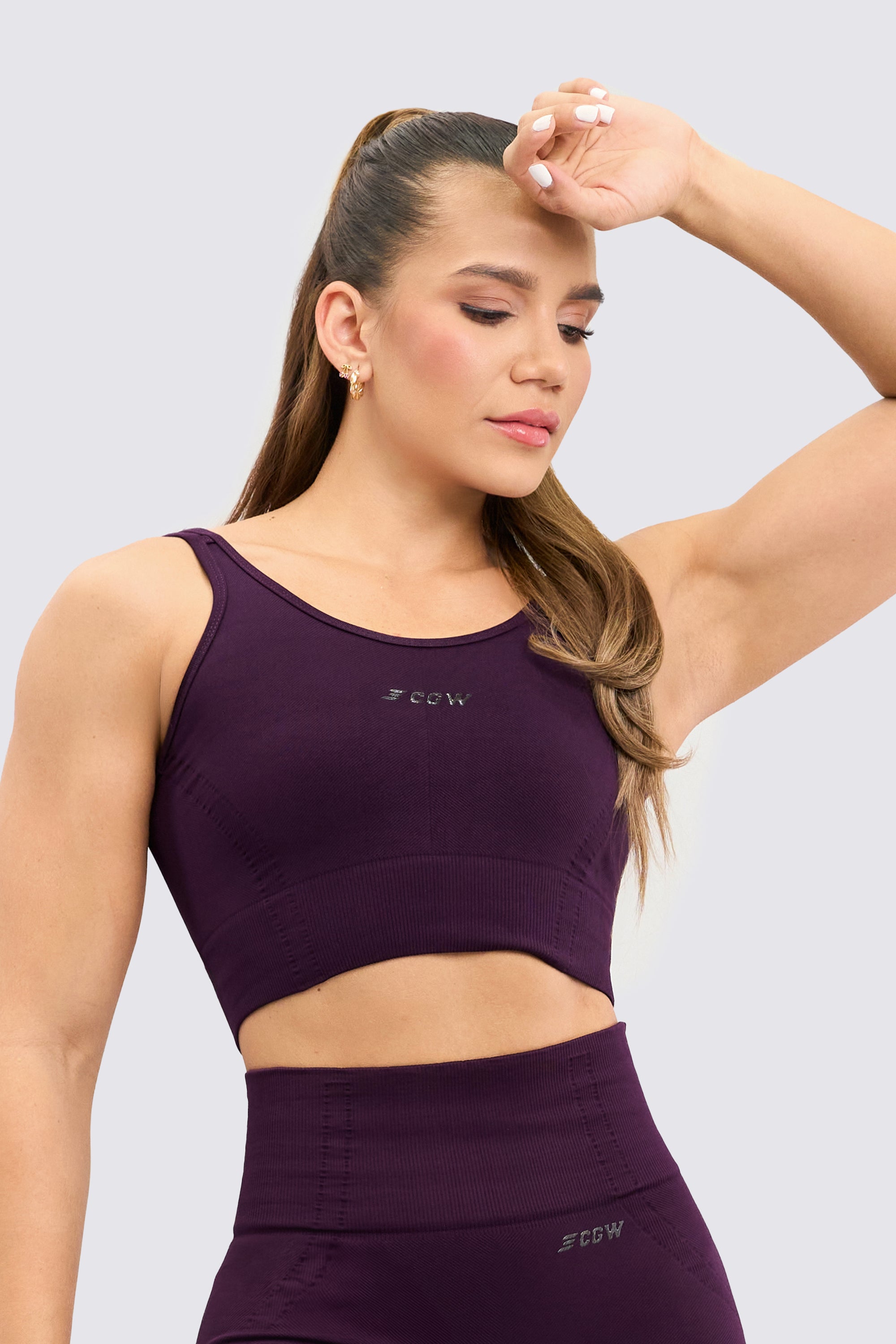 This purple crop top is the perfect choice, with a simple and elegant design. Made in a soft and breathable fabric.