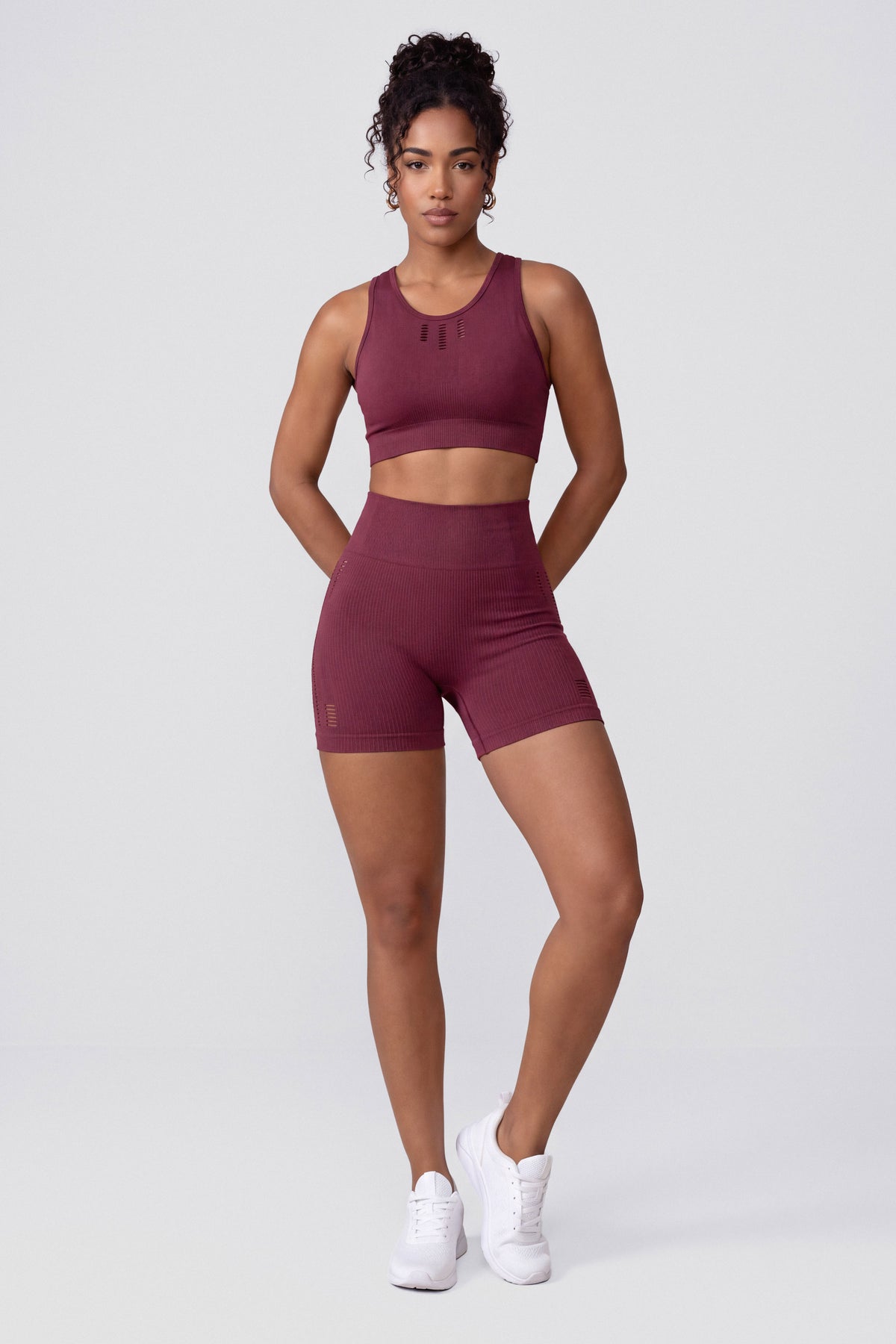 Short Mujer Vinotinto Perforaciones Laterales
