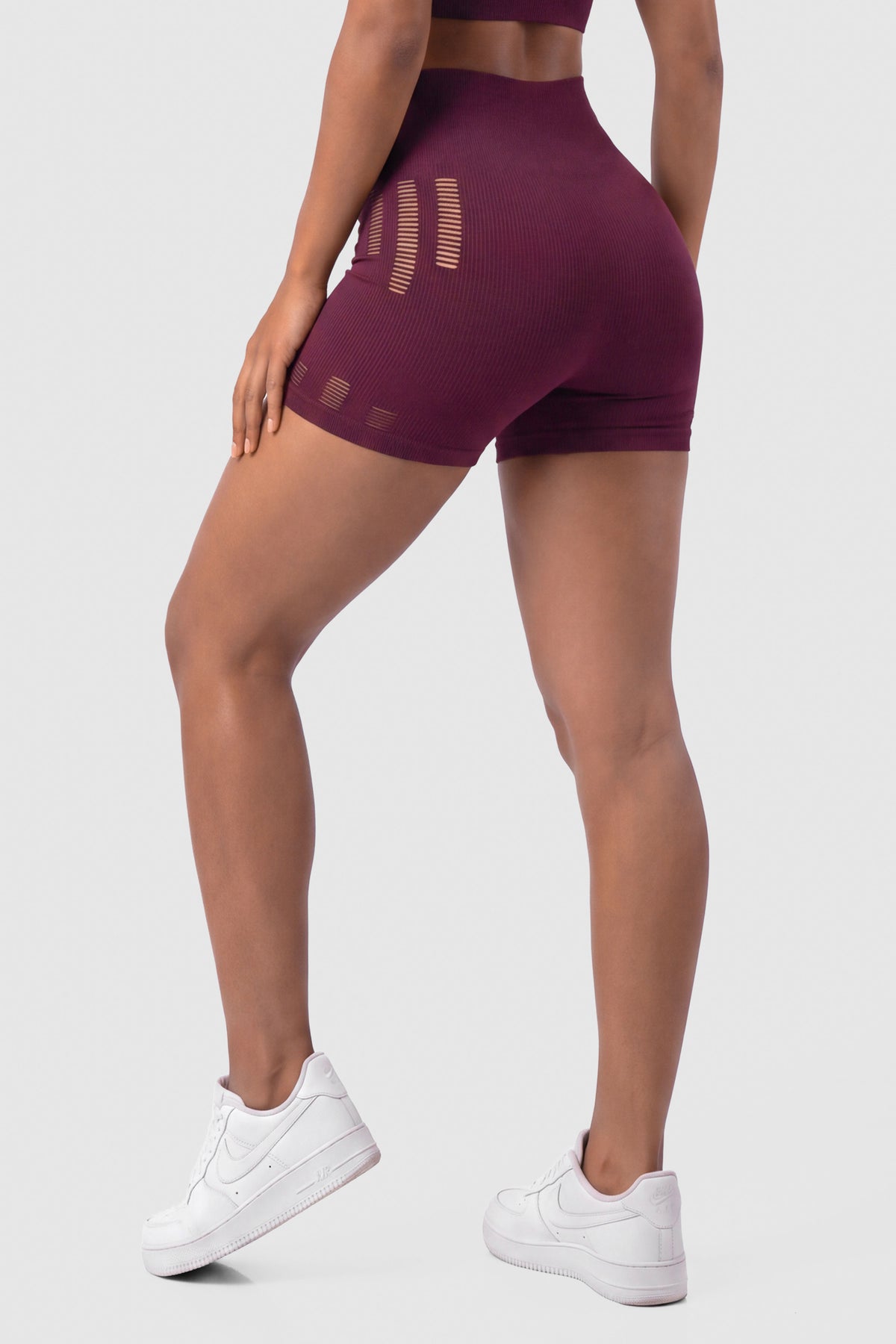 Short Mujer Vinotinto Perforaciones Laterales