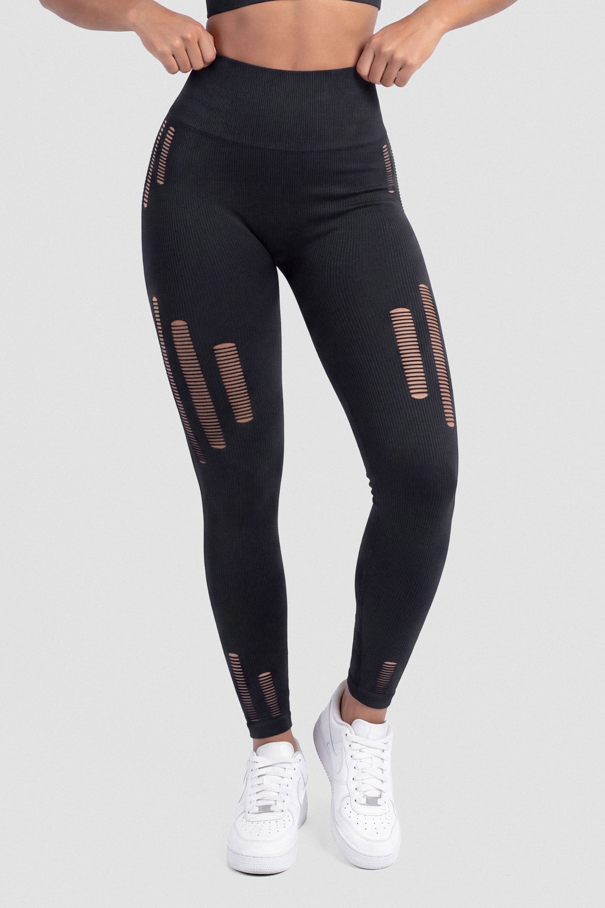 Leggings Color Negro con Perforaciones