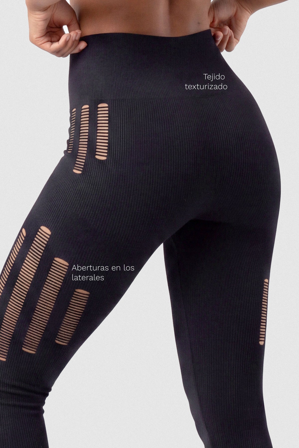 Leggings Color Negro con Perforaciones