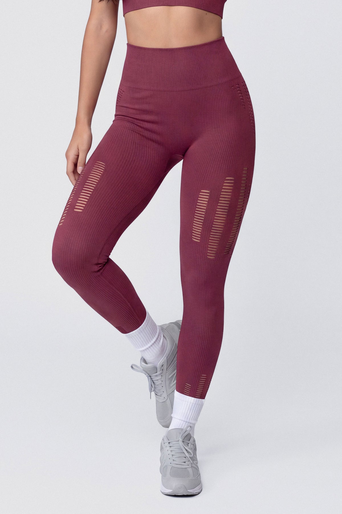 Leggings Color Vinotinto con Perforaciones