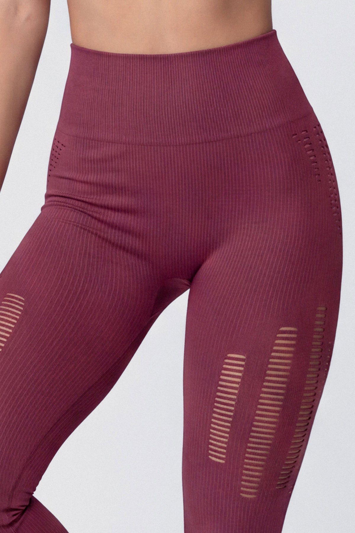 Leggings Color Vinotinto con Perforaciones