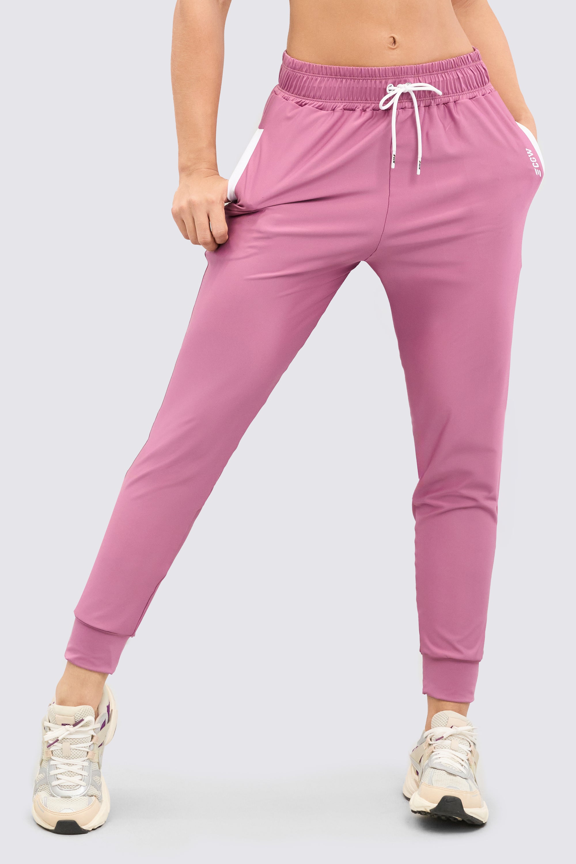 Jooger sporty pink color, elastic waist, adjustable drawstring. Perfect for any activity of your day to day. 