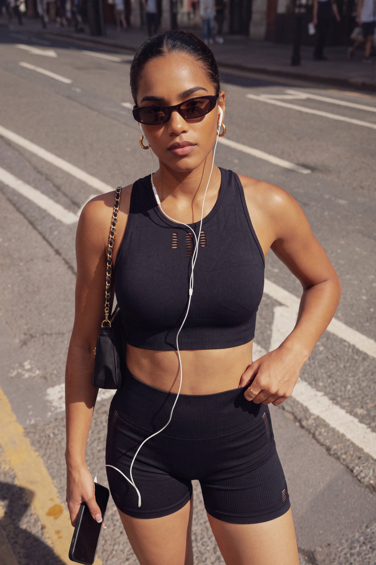 Top Mujer Negro con Perforaciones