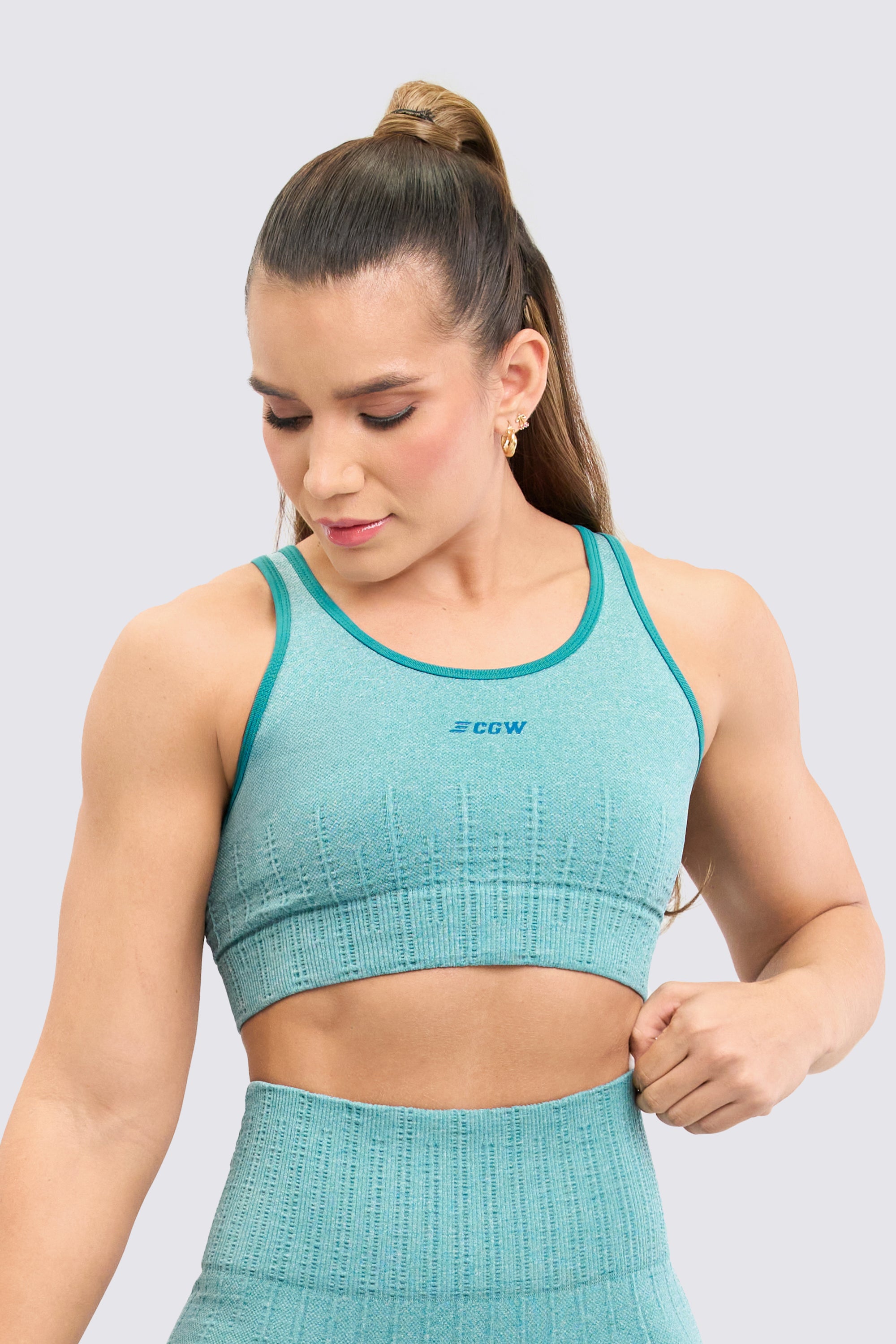 This Seamless Compression sport bra rewrites the rules of performance perfect for intense workouts, hot days or sessions where comfort is not negotiable.