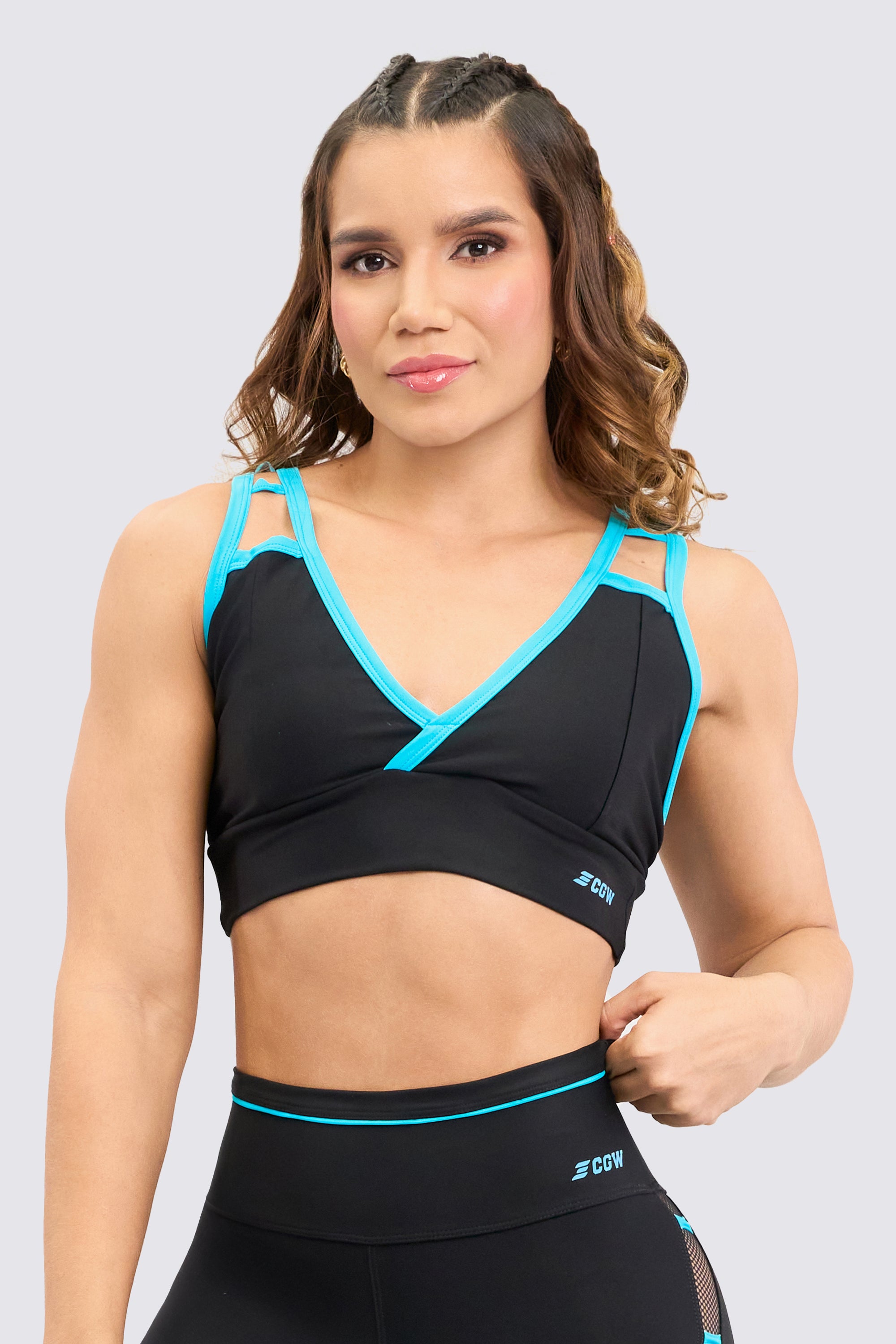 Sports bra in black color, with blue details, impeccable design to look great during your sports training. 